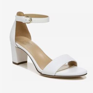 Naturalizer sandels white, size 9 W, never worn.